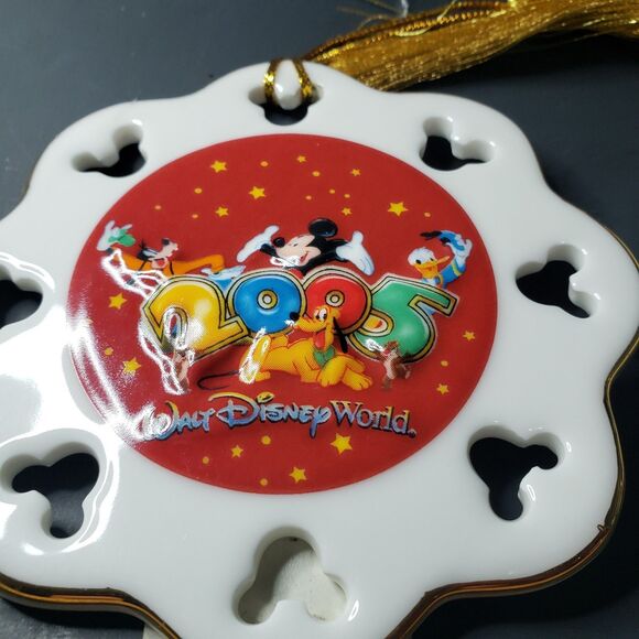 Walt Disney World Lot of 2 Christmas Tree Ornament 2005 2008 Wreath 4" - Picture 8 of 9